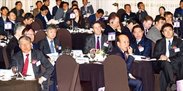 産業通商資源部の主催で２５日にソウルのザ・プラザホテルで開催された「２０１５経済自由区域ビジネスデー」フォーラム。出席者が宋熙ヨン（ソン・ヒヨン）アジア開発研究院理事長の演説を聞いている。