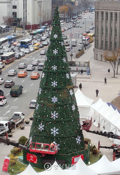 クリスマスを約１カ月後に控えた２６日、作業員がソウル広場に設置された大型クリスマスツリーに電球と飾りをつけている。