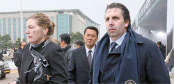 告別式に参加したマーク・リッパート駐韓米国大使（右側）とキャスリン・スティーブンス元大使。（写真＝共同取材団）