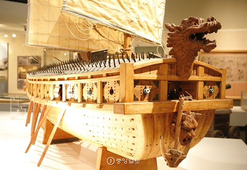 唐津の名護屋城博物館に展示されている亀甲船の模型。