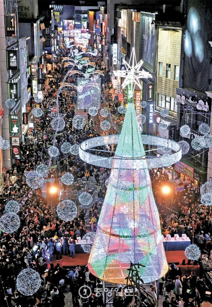 ２８日、釜山光復路で「釜山クリスマスツリー文化祭り」が開幕し、華やかに飾られたクリスマスツリーが大通りを明るく照らしている。