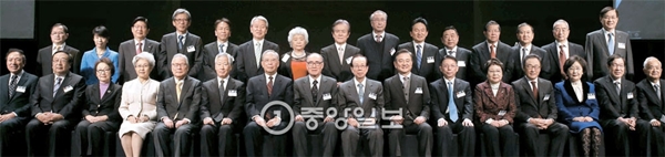 ３０日にソウルウェスティン朝鮮ホテルで開催された第１０回韓日中賢人会議に３カ国の政治・経済・文化系指導者とメディア代表が集まった。
