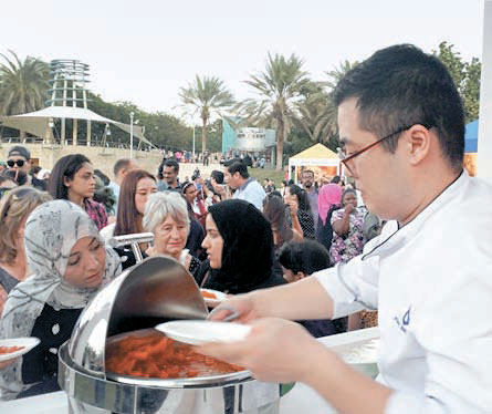 先月２７日、アラブ首長国連邦ドバイの観光中心地ザビールパークで、「コリアン・フード・フェア」の一環として韓国食品消費者体験コーナーが設置された。写真はトッポッキを試食しようと列に並んでいるドバイ市民。（写真＝農林畜産食品部）