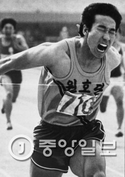 １９７９年６月の全国陸上大会２００メートルで当時の韓国新記録（２１秒１０）をマークした徐末九（ソ・マルグ）教授。（中央フォト）。