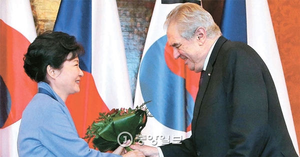 ２日午前（現地時間）、チェコ・プラハの大統領府で韓国・チェコ首脳会談が行われた。会談に先立ち、朴槿恵大統領がミロシュ・ゼマン大統領から花束を受けとっている。