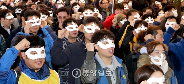２日、釜山市Ｊｕｄｉｅｓ太和デパートの前で民主労総釜山地域本部と同市民社会団体のメンバーらが仮面と覆面をかぶってデモ行進をしている。