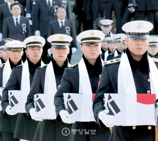 韓国戦争戦死者の遺骨を移す国軍儀仗隊