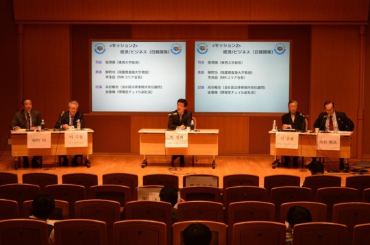 朴チョル熙（パク・チョルヒ）ソウル大学日本研究所長の司会で進められた第２セッション。