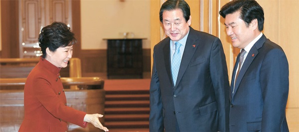 朴大統領は７日午後、青瓦台でセヌリ党の金武星代表（真ん中）、元裕哲院内代表らに会った。朴大統領は「臨時国会で処理を約束した労働改革５法は我々の息子、娘に職場を作り、また親の世代には安定した定年を保障するための法」と述べ、年内処理の正当性を強調した。（写真＝青瓦台写真記者団）