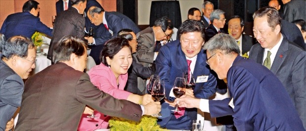 ソウル獎忠洞のバンヤンツリーホテルで７日に開かれた韓経ミレニアムフォーラム忘年会で出席者が乾杯している。