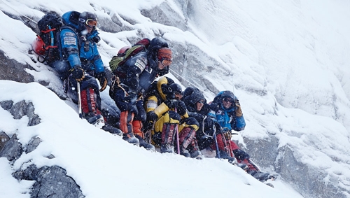 映画『ヒマラヤ』はネパールとモンブランのロケを通じて厳弘吉（オム・ホンギル）隊長（ファン・ジョンミン扮）が導くヒューマン遠征隊が険しい山に登るシーンを生き生きと表現した。（写真＝ＣＪＥ＆Ｍ、ＮＥＷ）