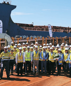 １０日、ポートヘッドランドでロイヒル開発関連役職員が最初の船積みを記念する写真を撮影をした。（写真＝サムスン物産）