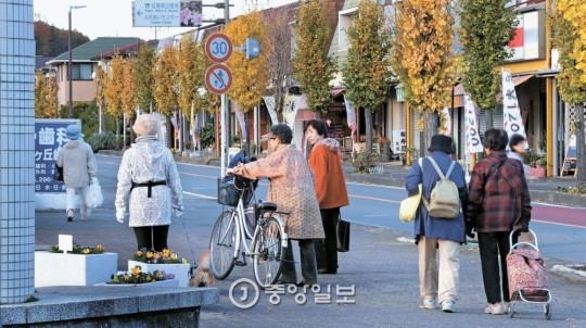 日本の埼玉県の鳩山ニュータウンは出産率０．６人、高齢比率３８％の老人都市だ。２０年間で人口が２０％減って住宅の２５％が空き家となった。通りでは若者にはなかなか会わず、犬と散歩する高齢者をよく見かける。