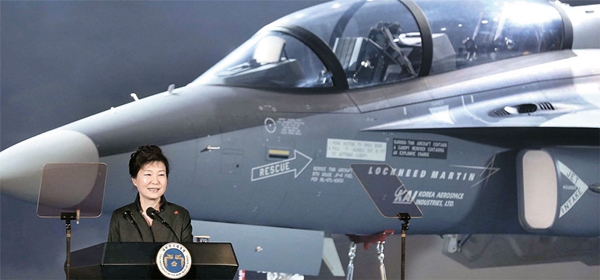 １７日、朴槿恵大統領が慶尚南道泗川の韓国航空宇宙産業（ＫＡＩ）で行われた米国輸出型Ｔ－５０訓練機公開記念式に参加した。（写真＝青瓦台写真記者団）