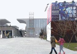 中国上海浦西にある龍美術館の全景。