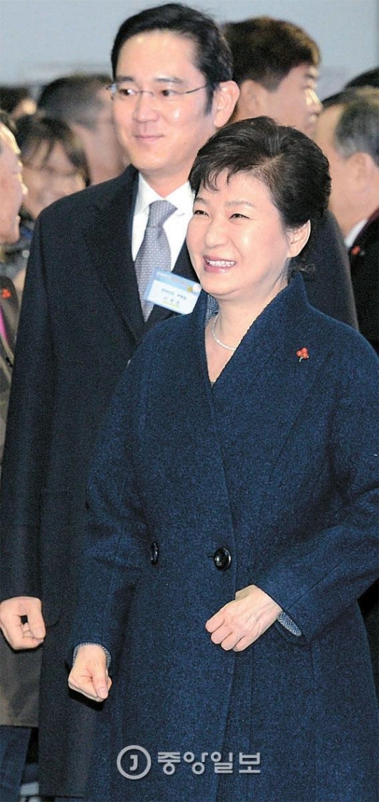 ２１日、仁川松島で開かれたサムソンバイオロジクス（ＳＡＭＳＵＮＧ　ＢＩＯＬＯＧＩＣＳ）第３工場の起工式にサムスン電子の李在鎔副会長（左）と共に参加した朴槿恵（パク・クネ）大統領。
