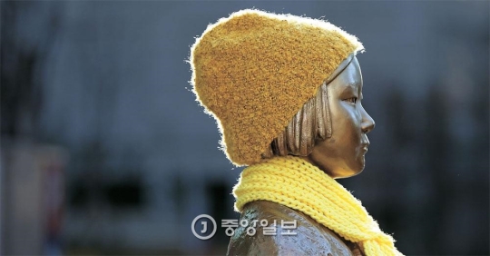 在韓日本大使館前の「平和の少女像」