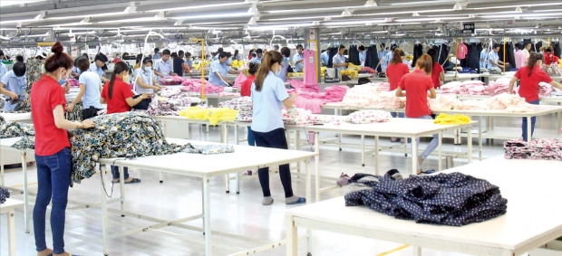 ホーチミン近隣クチ地域にあるハンセ実業工場で、ベトナム現地の職員がグローバル衣類メーカー「ＧＡＰ」などに納品する服を生産している。