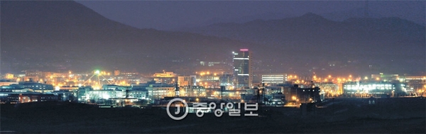２８日午後、京畿道坡州の都羅山展望台から見た北朝鮮開城工業団地。建物の照明で明るく輝いている。