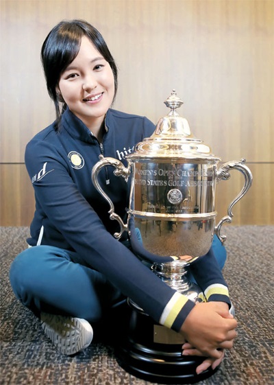 ２０１５年、田仁智は韓国・日本・米国を行き来しながら最高の一年を送った。田仁智が全米女子オープン優勝トロフィーを抱えて新年も善戦を誓っている。