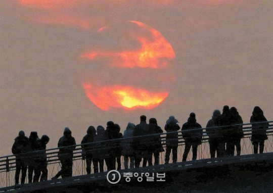ソウル仙遊島公園で初日の出を眺める市民