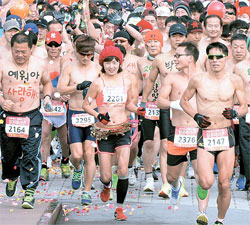 １日に大田で開かれた「裸マラソン」の参加者が新年の抱負を抱いて走っている。