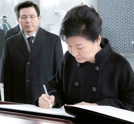 国立ソウル顕忠院を参拝した朴大統領。左は黄教安（ファン・ギョアン）首相。（写真＝青瓦台写真記者団）