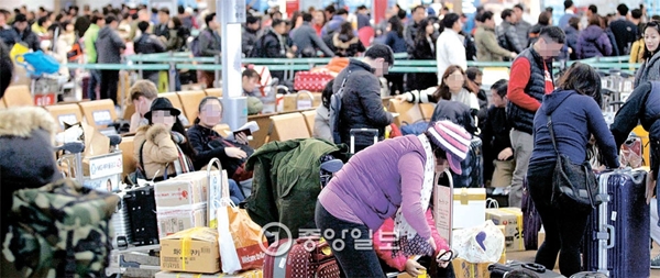 出国を控えた旅行客が５日、仁川空港の出国フロアで荷物を整理している。３日午前から発生した荷物処理遅延事態は４日午後に解決した。