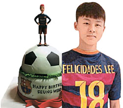 李承佑の満１８歳の誕生日を記念してファンが送った誕生日ケーキ（左）とユニフォーム（写真＝李承佑のツイッター）