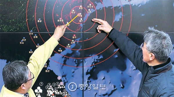 コ・ユンファ気象庁長とユン・ウォンテ火山地震管理官が６日ソウル気象庁の国家地震・火山センターで、北朝鮮で発生した人工地震波の測定状況を見ている。