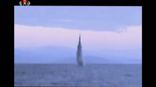 北朝鮮が８日に朝鮮中央テレビを通じて放映した金正恩第１書記の記録映画で公開された潜水艦発射弾道ミサイル（ＳＬＢＭ）の試験発射場面。（写真＝朝鮮中央テレビキャプチャー）