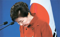 １３日、国民向け談話を発表している途中で頭を下げている朴槿恵大統領。