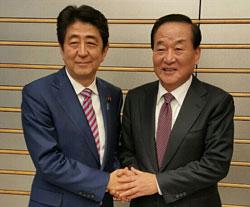 日本の安倍晋三首相と韓日議員連盟会長である徐清源（ソ・チョンウォン）議員が１３日の面談後、記念撮影した。