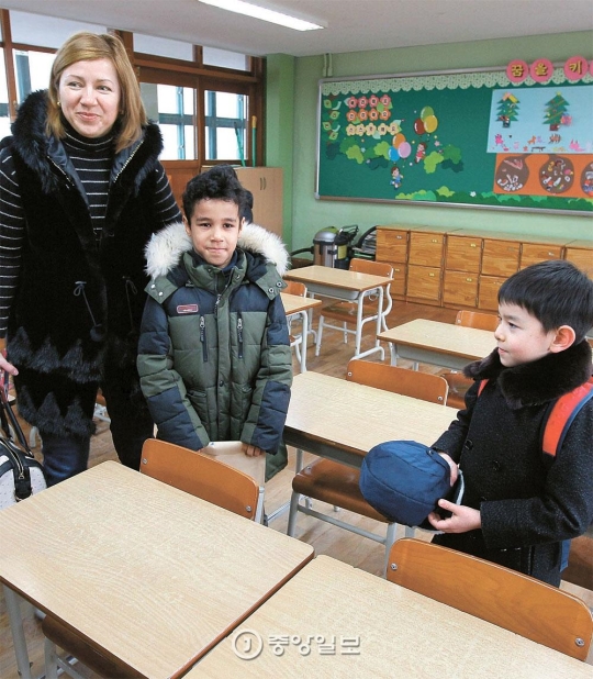 １３日午後、ソウルの梨泰院小学校の入学予定者であるウィキ・リチャードくんと母親のウィキ・オルガさんが教室を見て回っている。右側のムン・テワン君は、母親がロシア出身だ。