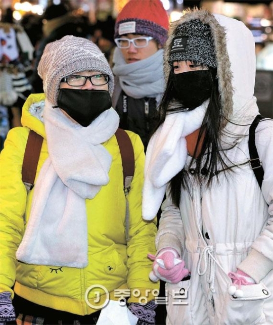 寒波注意報が出された１８日午後、観光客が防寒装備に身を包んで明洞（ミョンドン）の通りを歩いている。