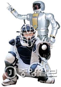 野球場でロボットが審判の代わりに判定をする日は遠くない。捕手の後ろの審判の位置に、韓国初の人型ロボット「ＨＵＢＯ」がストライクをコールする姿を合成した写真。（中央フォト）