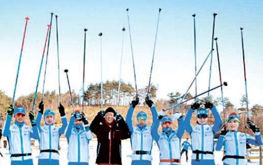 ロッテグループの辛東彬会長（左から４人目）が２３日、江原道（カンウォンド）の平昌スキー場でクロスカントリー国家代表選手を激励した。ロッテは２０１８年平昌冬季五輪のテスト競技に５０億ウォンを後援する。（写真＝ロッテグループ）