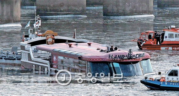 ２６日午後２時３０分ごろ、イーランドクルーズ社の遊覧船がソウル永東大橋近隣で浸水して立ち往生した。乗客乗員１１人は１１９救助隊によって約２０分後に全員無事救助された。写真は事故現場の様子。