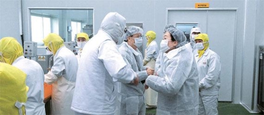 中国検験検疫局の調査団が２５日、京畿道のある参鶏湯加工工場を訪問し製造過程を調べて業者関係者と言葉を交わしている。米国市場は２０１４年に開放された。（写真＝京畿道）