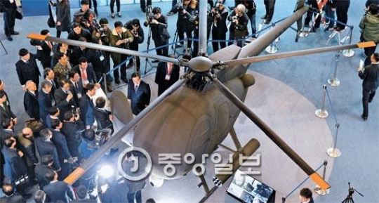 ２８日、釜山・ベクスコで観覧客が大韓航空のブースに展示された軍用無人ヘリコプターを見ている。