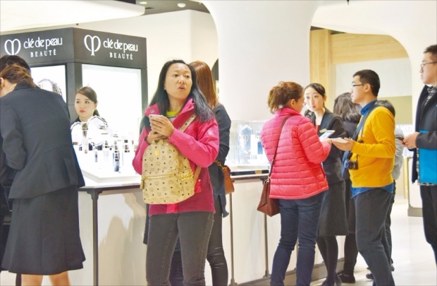 日本を訪れた中国人観光客が２８日午前、東京の三越デパート銀座店内の免税化粧品コーナーを見回している。三越デパートは前日、東京で初めてとなる市中免税店をオープンした。