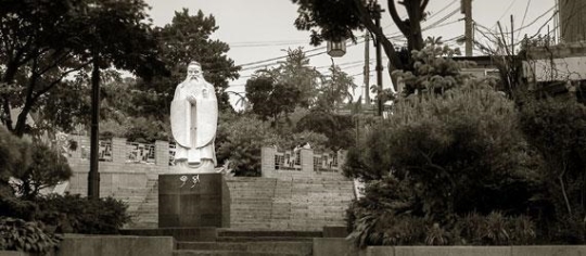 中区チャイナタウンには中国青島市市南区から寄贈された孔子の像が仁川沖に向けて設置されている。（写真＝仁川市）