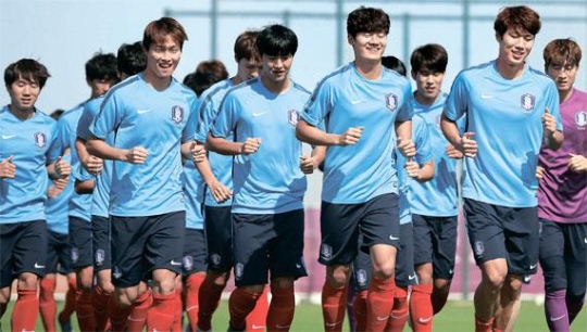 韓国と日本はお互い相手の長所を吸収し、短所を補完しながら成長した。３０日午後１１時４５分に行われる韓日戦に向けて練習する韓国五輪代表チーム。（写真＝大韓サッカー協会）
