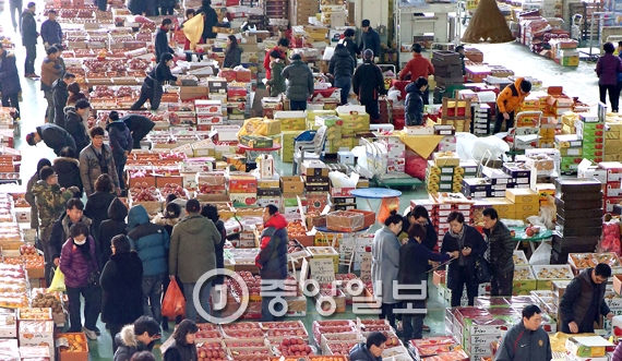 ３１日、旧正月を一週間後に控えて釜山の盤如農産物卸売市場が果物など旧正月の儀式用品を購入しようとする市民で混みあっている。