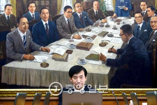 韓国銀行の李柱烈総裁が先月１４日に韓国銀行本館で開かれた金融通貨委員会で考えにふけっている。韓国銀行はこの日７カ月連続で基準金利を据え置いた。（中央フォト）