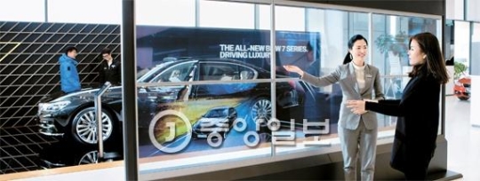 先月２６日、仁川・永宗島にあるＢＭＷドライビングセンターに展示されたサムスンディスプレーの透明ディスプレー。ガラス窓のような透明ディスプレーを複数枚つなげて実物大の自動車映像を詳しく見ることができる。