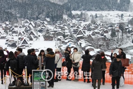 山間奥地の白川郷を訪れた台湾・中国・シンガポール・マレーシアの観光客。交通の便が悪く人影が少なかったが、交通料金を割引してアクセシビリティを高めたところ、雪体験をしようと外国人が押し寄せている。