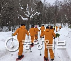 日本の中部地方の北アルプスで、東南アジア観光客が２２００円を払ってロープウェイに乗ってきた後、再び４０００円を払って１．５キロコースの雪道トレッキングをしている。