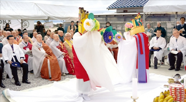 先月３０日、山口県宇部市床波で開かれた「長生炭鉱水没事故犠牲者慰霊祭」で僧侶が梵唄に合わせて踊っている。