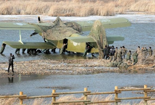 ４日、飛行中の故障により緊急着陸した韓国空軍訓練機「Ｔ－１１」の引揚げ準備を軍関係者が行っている。機体の爆発などはなく、操縦士２人も無事脱出した。